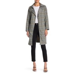 NWT Papillon plaid belted jacket size medium. Great for fall wear and colors.